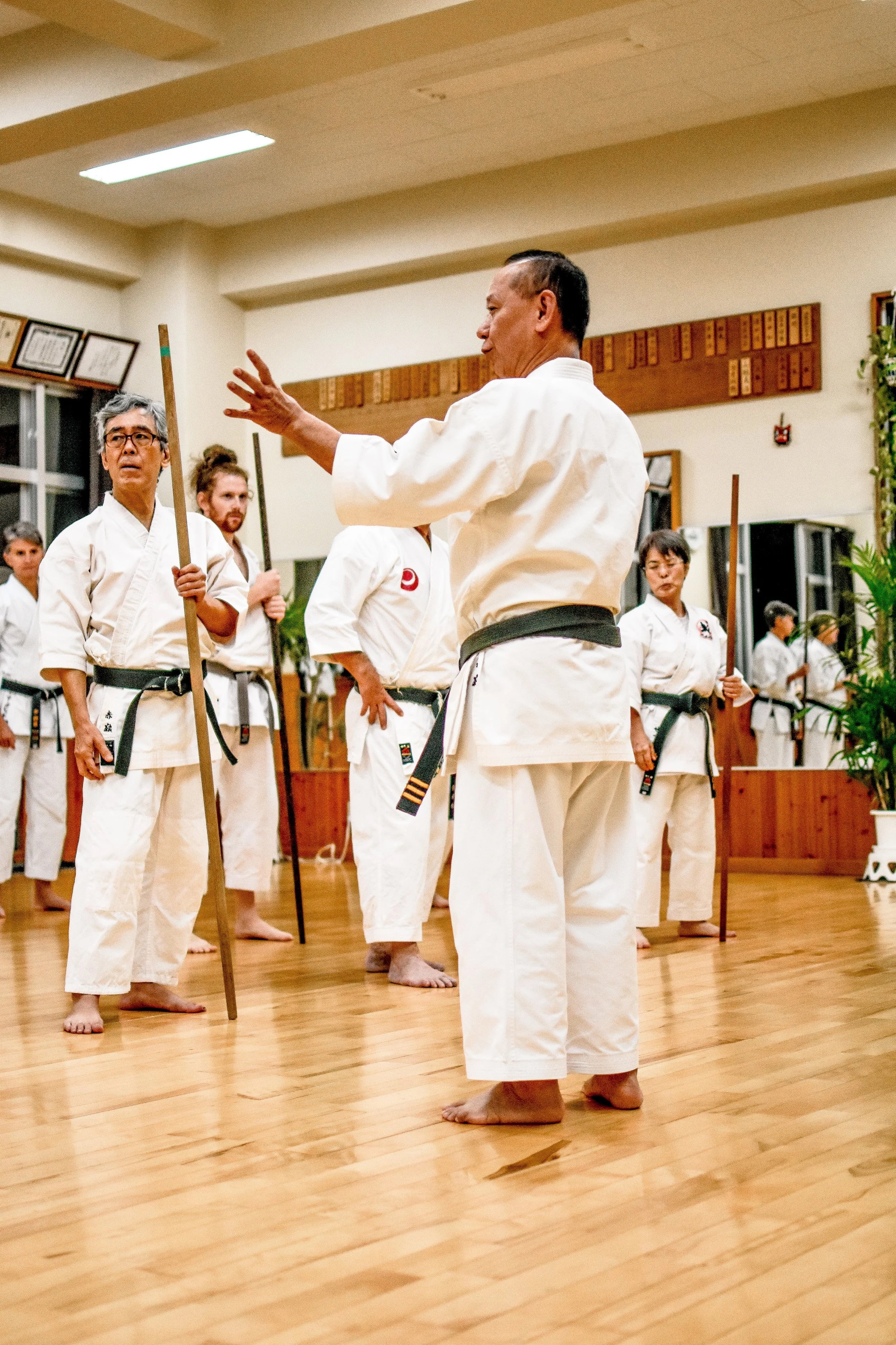 Akamine Hiroshi Kaicho talks to the class at the Shimbukan Dojo, Tomigusuku.
